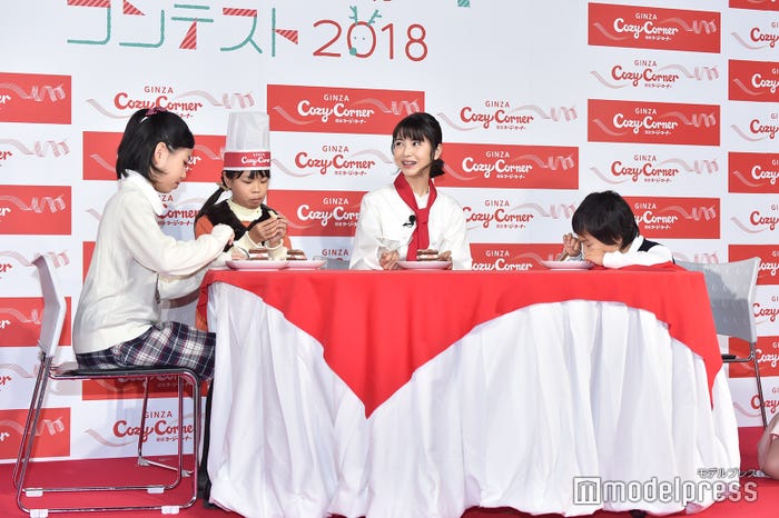 浜辺美波(中央)/イベントの様子(C)モデルプレス