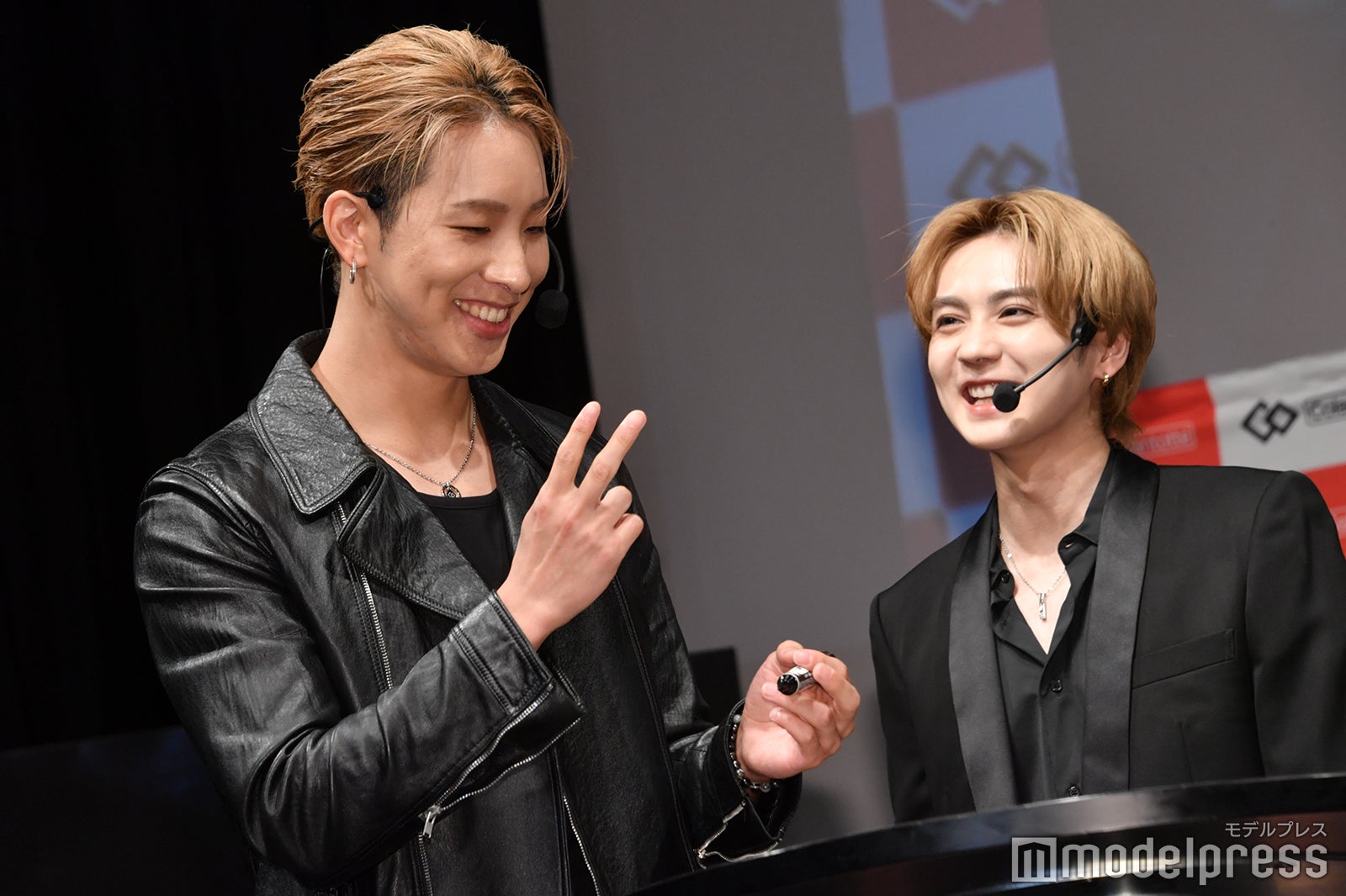 遅刻したのは2分だと主張する陣、笑う吉野北人（C）モデルプレス