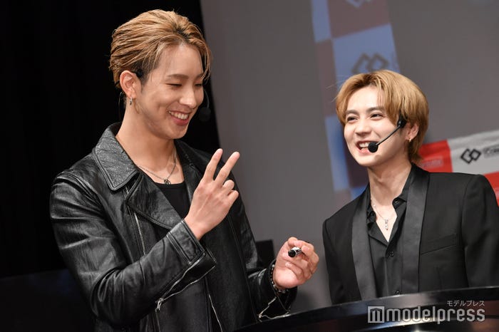 遅刻したのは2分だと主張する陣、笑う吉野北人(C)モデルプレス