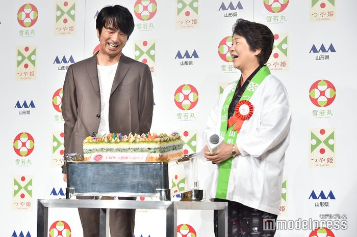 ろうそくの火を吹き消して照れ笑いを浮かべる眞島秀和、吉村美栄子県知事(C)モデルプレス