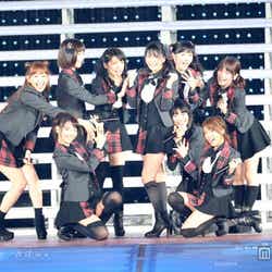 「AKB48 2013 真夏のドームツアー~まだまだ、やらなきゃいけないことがある~」京セラドーム公演を行ったAKB48/横山由依(中央)初センター曲披露(C)AKS