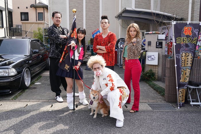 (左上から時計回りに)宇梶剛士、原菜乃華、満島真之介、鈴木紗理奈、間宮祥太朗/「ナンバMG5」第1話より(C)フジテレビ