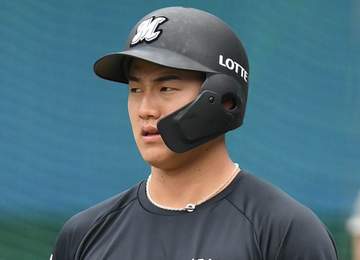 ロッテ・西川がフェンスに激しく衝突 ブルーシートで隠されながら担架で運ばれて退場