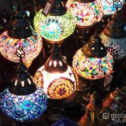 カラフルなステンドグラスを埋め込んだランプはおしゃれ女子にぴったり