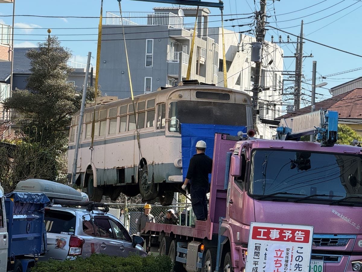 2024年12月21日午前10時過ぎに、二子塚公園から搬出するため、クレーンで吊上げられたトロリーバス保存車両