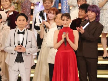 「NHKにバレたのかw」紅白 有吉弘行が不審行為「全然やらない」「注意されたか」 矢沢永吉の歌唱中はタオル渡され「右手封印」される 昨年は6回荒稼ぎ