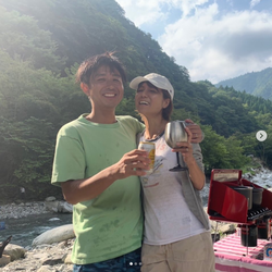 Hitomi 夫との肩抱き仲良しショット公開に反響 ほっこり 2人とも似てますね モデルプレス