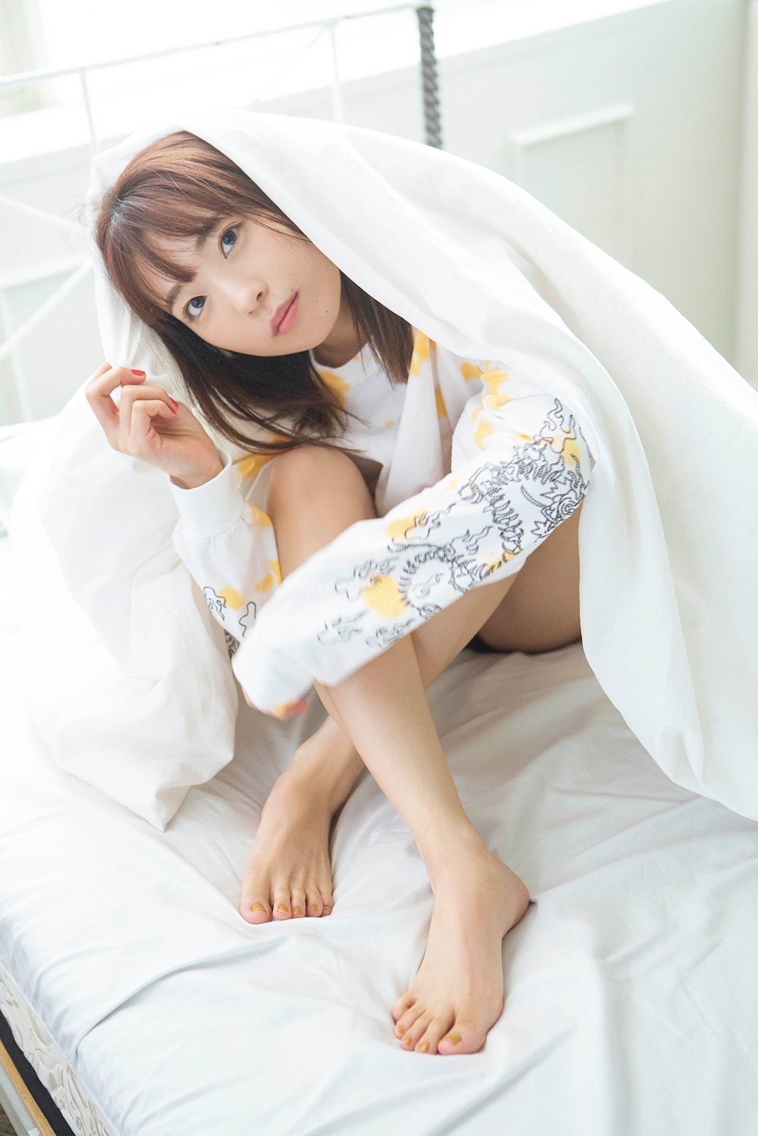 斉藤朱夏、ベッドに座る姿にキュン 恋する女子になりきり 