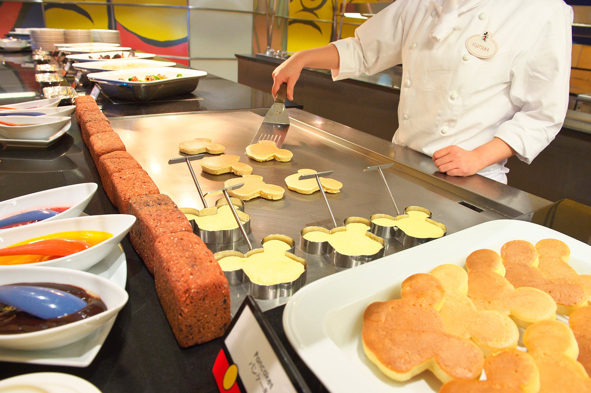 目の前で焼き上げるパンケーキ／シェフ・ミッキー（C）Disney