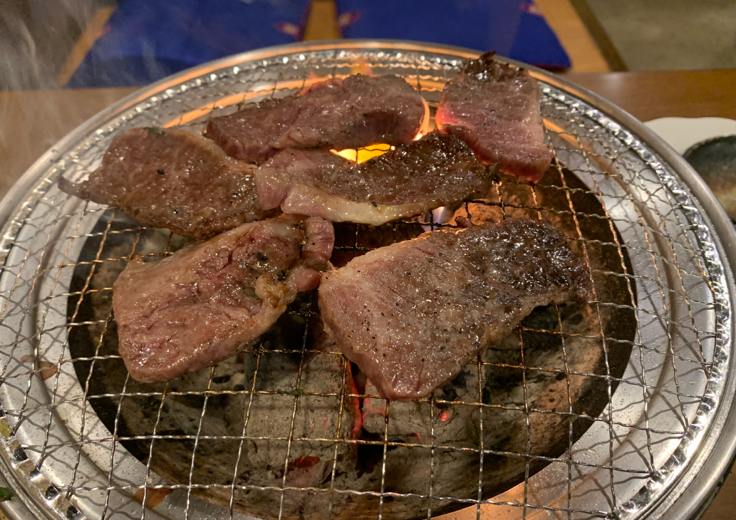 焼き肉を焼いている