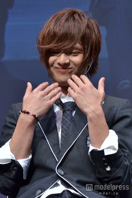 照れた表情を魅せる鈴木勤