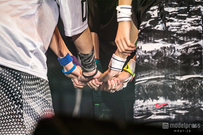 円陣を組むメンバー