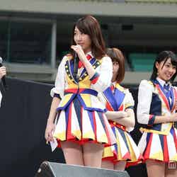 AKB48の渡辺麻友（左）、柏木由紀（左から2番目）