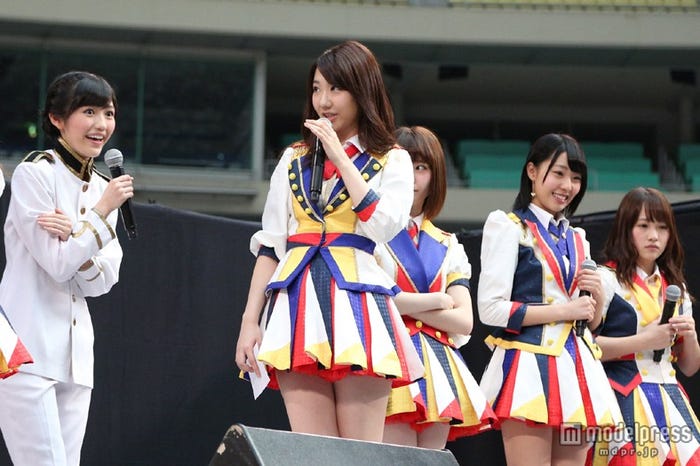 AKB48の渡辺麻友(左)、柏木由紀(左から2番目)