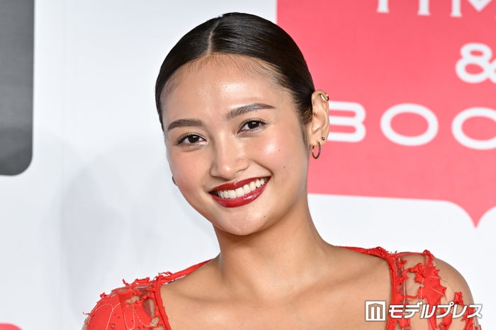10頭身モデル香川沙耶、手ブラ・水着…写真集で“ギリギリを攻めた”理由「トップを出すことは今までなかった」＜SUERTE＞