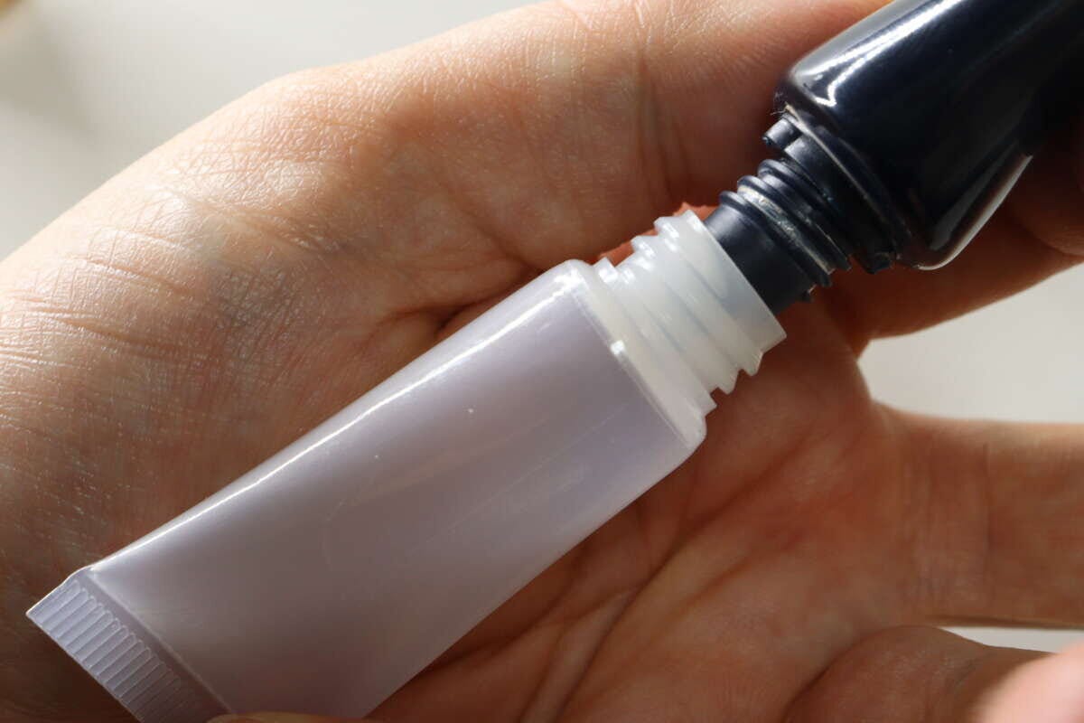 セリアの詰め替え用チューブボトルに詰め替える