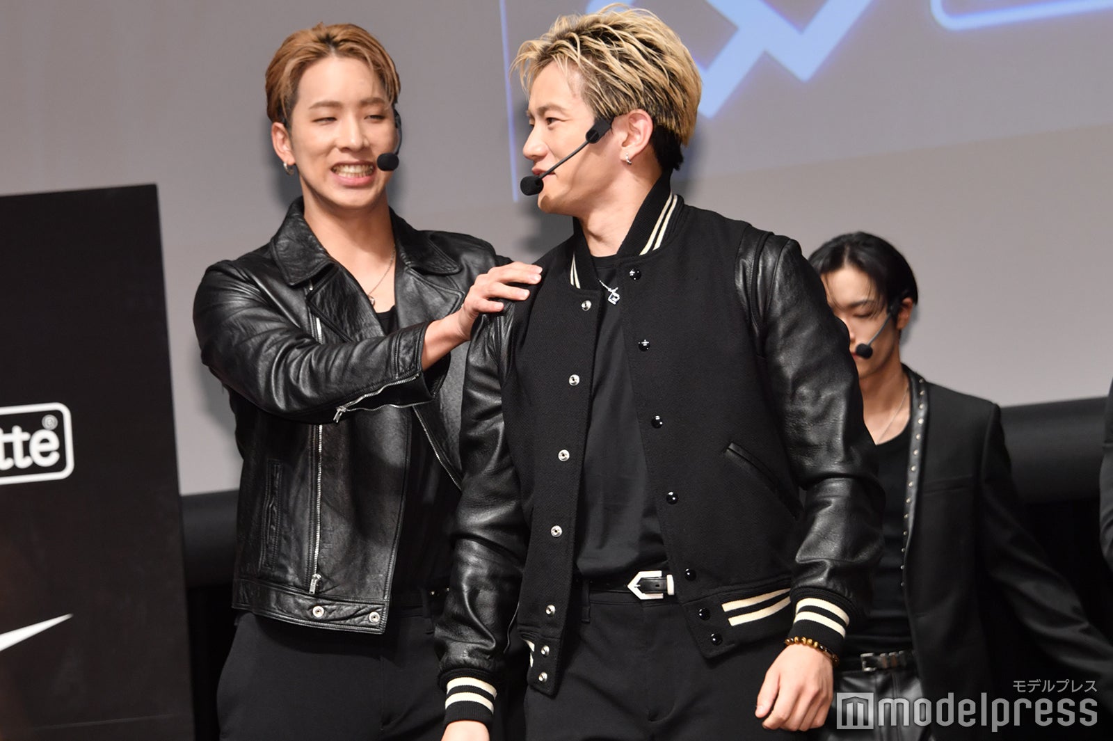 フライングで踊りだし陣に止められる浦川翔平（C）モデルプレス