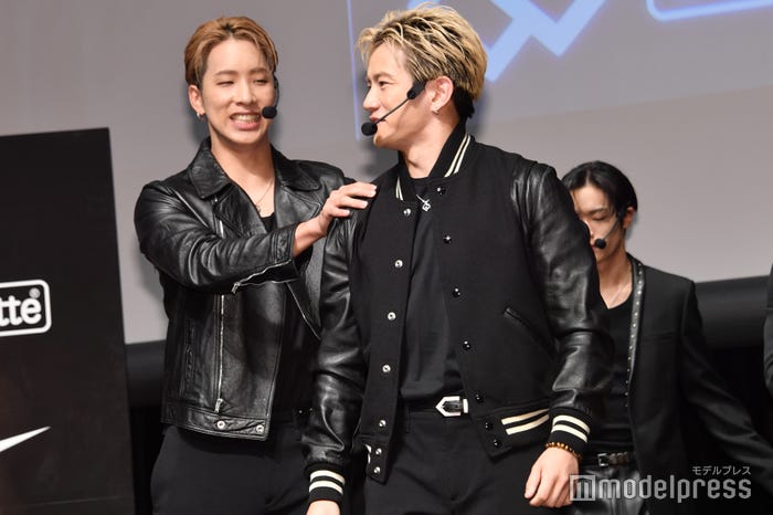 フライングで踊りだし陣に止められる浦川翔平(C)モデルプレス