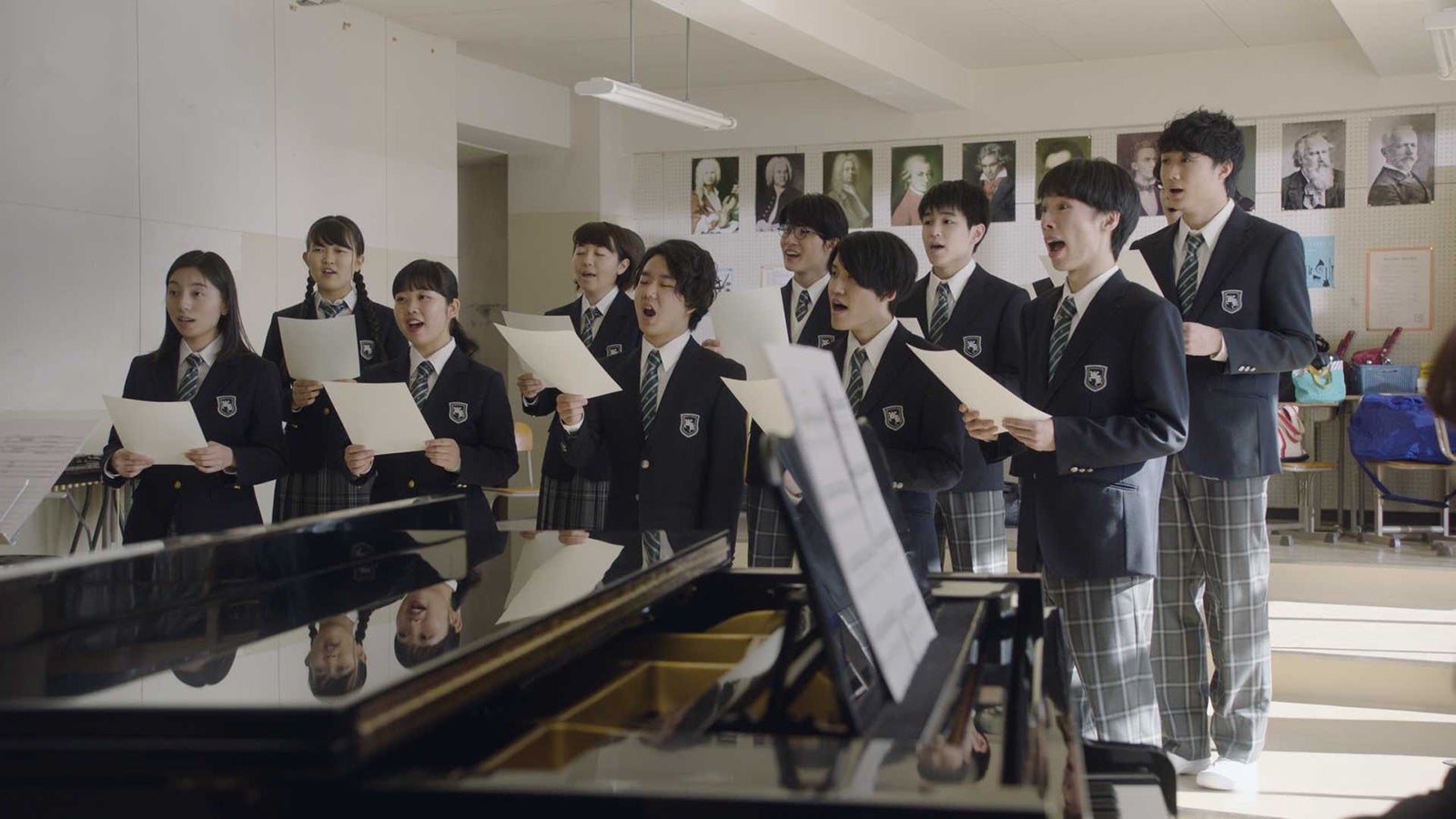 コーラス部が熱唱／新CM「はじまる」篇より（提供写真）