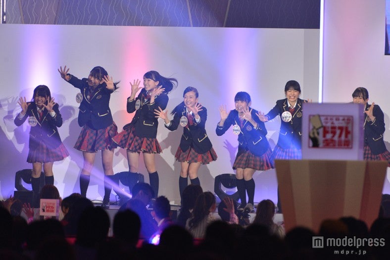 パフォーマンスを披露するドラフト候補生