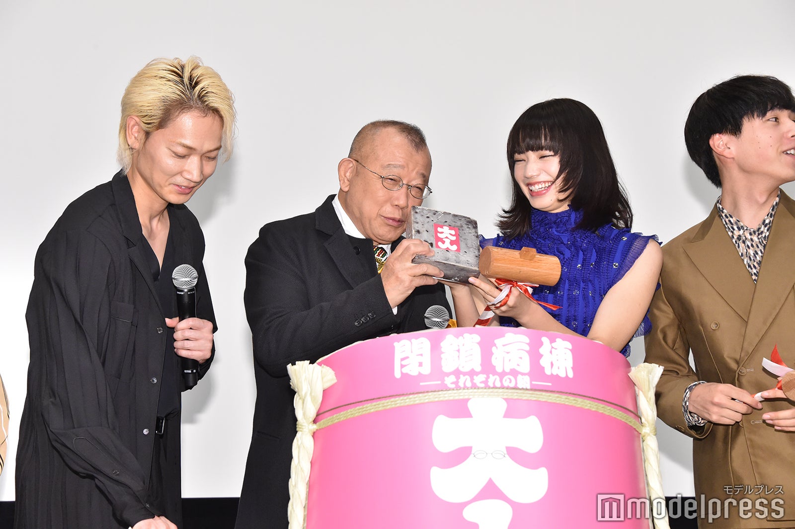 （左から）綾野剛、笑福亭鶴瓶、小松菜奈、坂東龍汰（C）モデルプレス