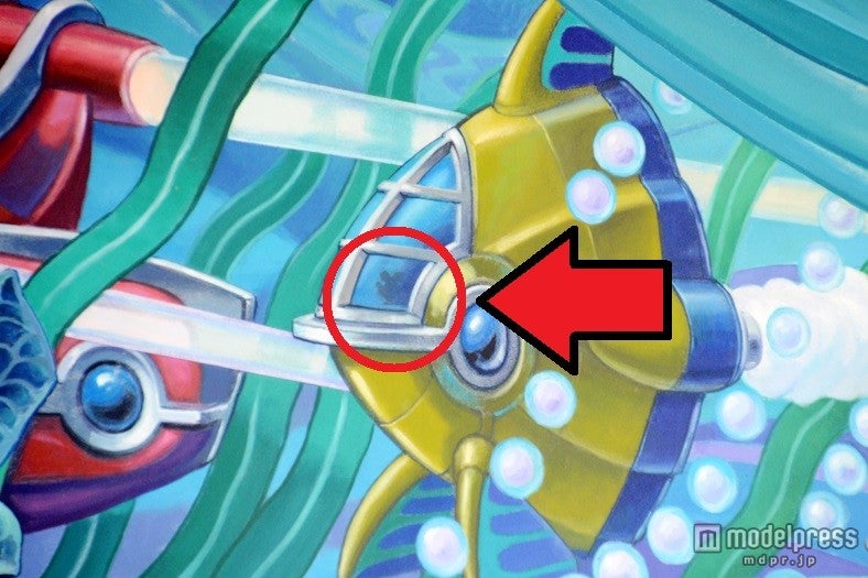 窓の中にミッキーのシルエット