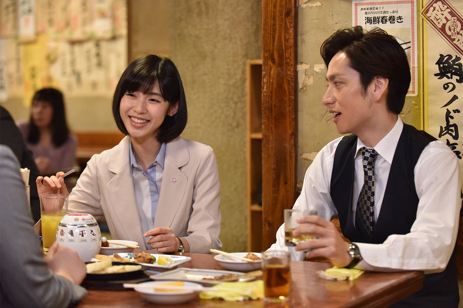 白石聖（左）／「Missデビル 人事の悪魔・椿眞子」第4話より（C）日本テレビ