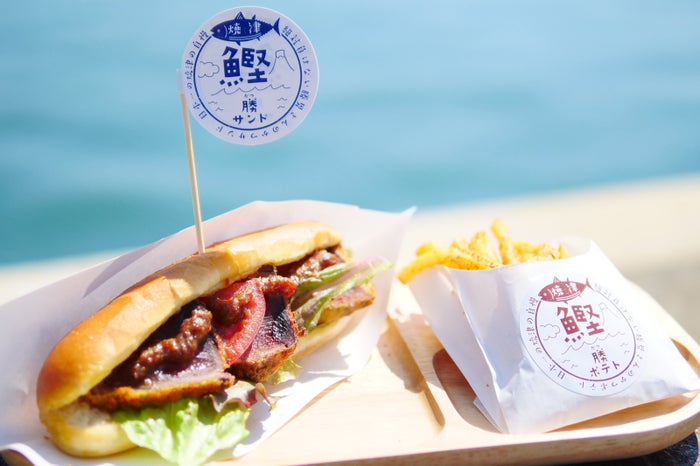 （左から）日本一の焼津の自慢 絶対負けない勝男さんのかつサンド、日本一の焼津の自慢 絶対負けない勝男さんのかつポテト／画像提供：公益財団法人するが企画観光局