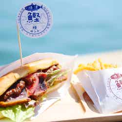 (左から)日本一の焼津の自慢 絶対負けない勝男さんのかつサンド、日本一の焼津の自慢 絶対負けない勝男さんのかつポテト/画像提供:公益財団法人するが企画観光局