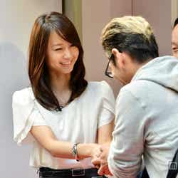 最初の購入者を握手で出迎える堀北真希/「ドコモショップ丸の内店」(東京都千代田区)