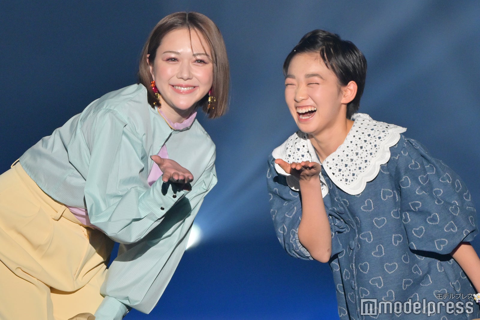 村山輝星「TGC」初出演で村重杏奈と手繋ぎランウェイ 投げキスも披露＜TGC しずおか 2024＞