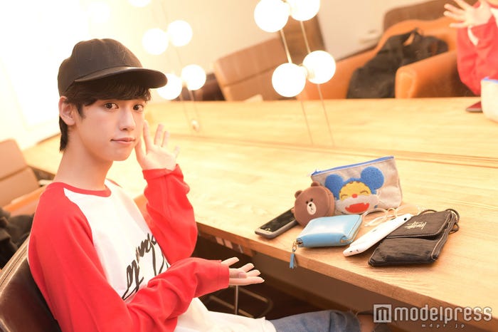 ゆうたろうさんのバッグの中身はキャラクターポーチなど可愛いアイテムがたくさん!(C)モデルプレス