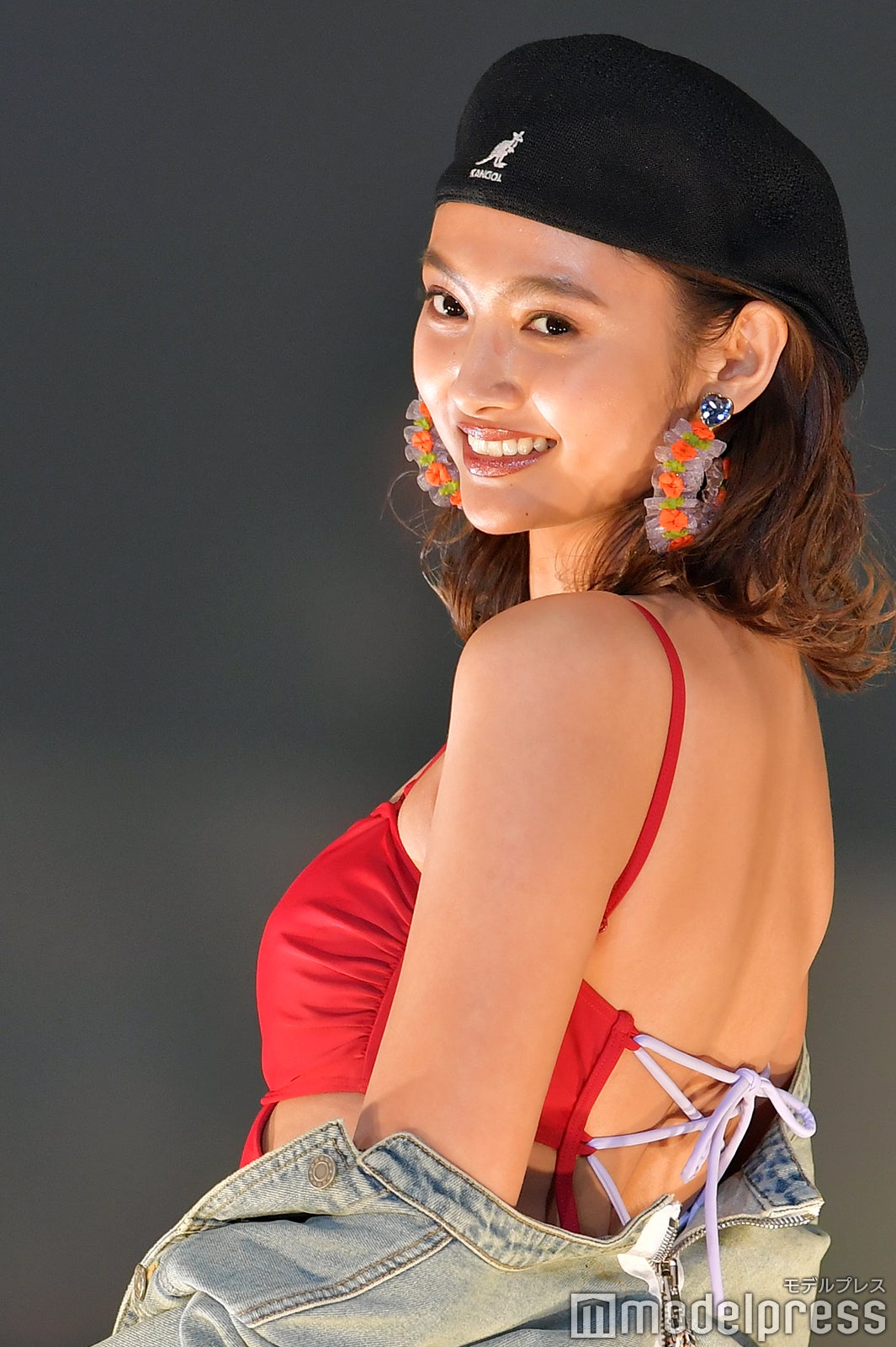 “驚異の10頭身”香川沙耶、水着でスラリ美脚あらわ＜札幌コレクション2018＞