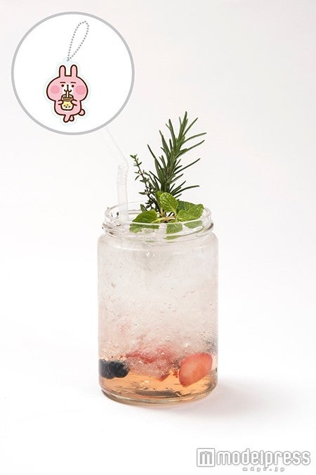 「おしゃれっぽいドリンクに手を出してみたうさぎのビタミン入りドリンク～オリジナルアクリルキーホルダーつき～」￥980（税抜）（C）kanahei／TXCOM