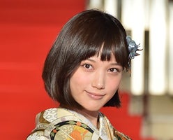 本田翼 しっとり着物姿でレッドカーペットに登場 ばっさースマイル に観客釘付け モデルプレス 本田翼 しっとり着物姿でレッドカーペットに登場 ばっさースマイル に観客釘付け モデルプレス