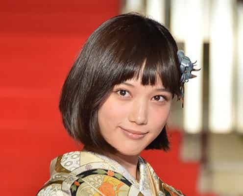 本田翼、しっとり着物姿でレッドカーペットに登場 “ばっさースマイル”に観客釘付け