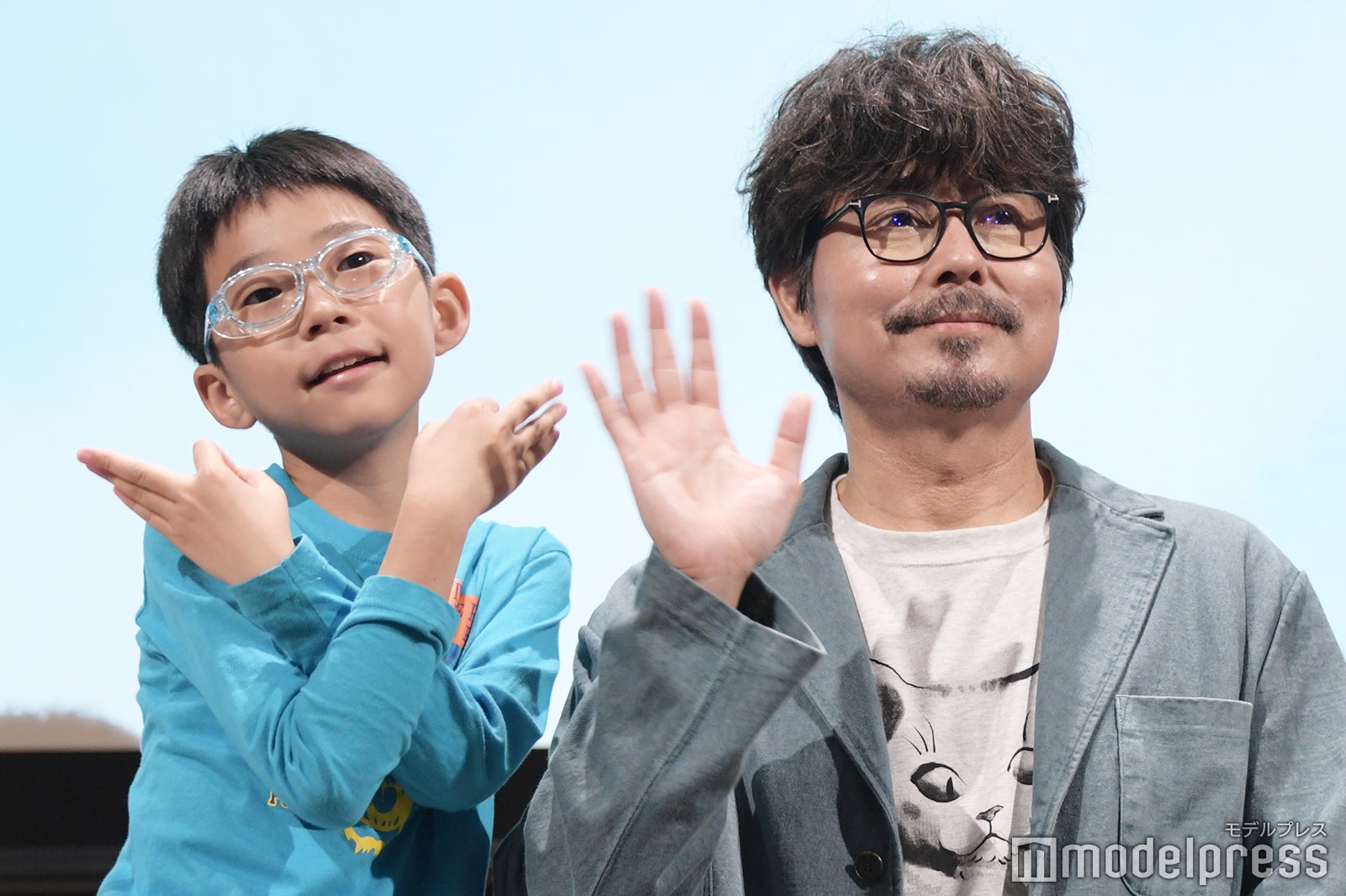 親子役で仲良しの嶋田鉄太と小澤征悦（C）モデルプレス