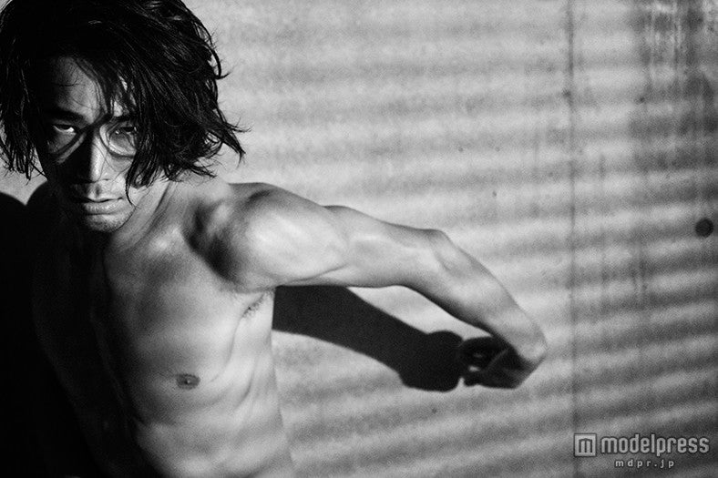 小林直己／Portrait［Noir］、photography_Mika Ninagawa（Lucky star）、styling_JUMBO（SPEED WHEELS）、hair_Dai Michishita、make_Michiko Funabiki／「月刊EXILE」7月号より（画像提供：LDH）