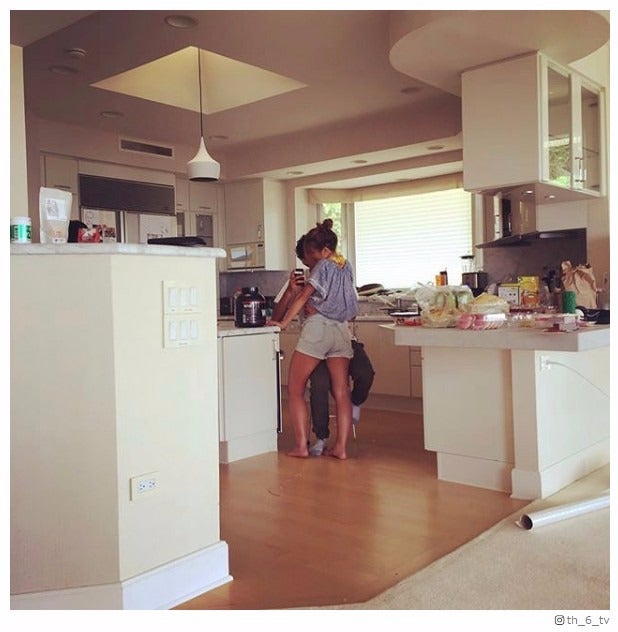 「テラハ」美男美女カップルのイチャイチャを隠し撮り？密着ラブラブショットに反響