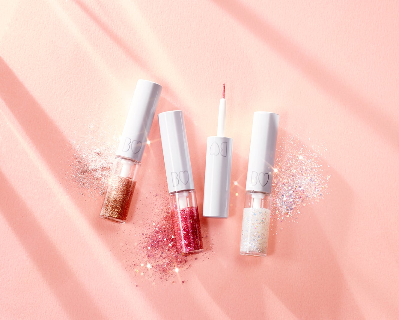 （左から）「グリッターライナー01 マイ シャンパン」「同03 ルビー ドロップ」「同02 ミルク ウェイ」※プレゼントの対象は、「02 ミルク ウェイ」（提供写真）