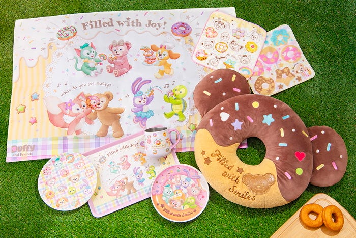 レジャーシート1,300円、ミニタオルセット2,300円プレートセット2,900円トレー2,900円ステンレスマグカップ3,400円クッション4,300円(C)Disney