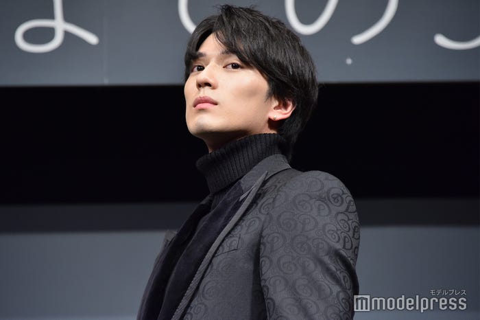 決め顔をする新田真剣佑 (C)モデルプレス