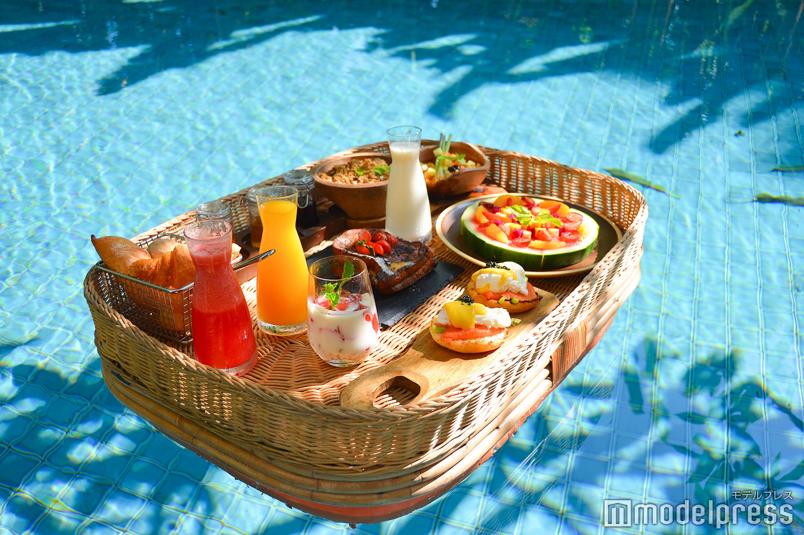 フローティング・ブレックファーストを体験（C）モデルプレス