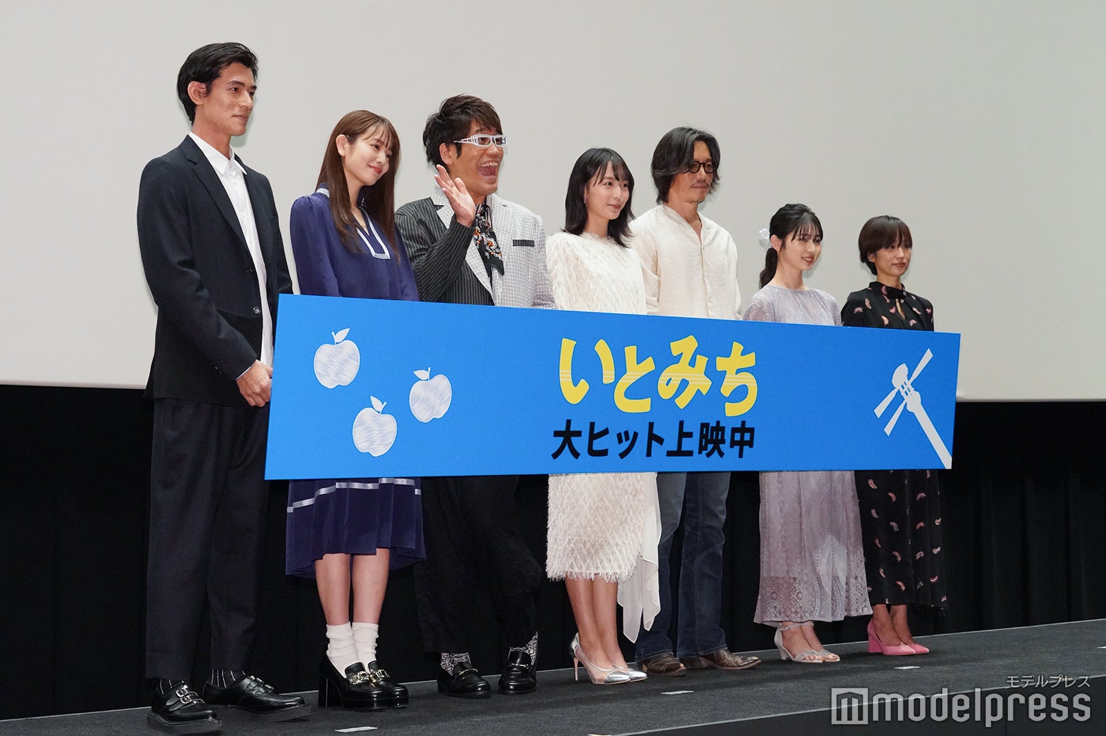 （左から）中島歩、横田真悠、古坂大魔王、駒井蓮、豊川悦司、ジョナゴールド、横浜聡子監督（C）モデルプレス