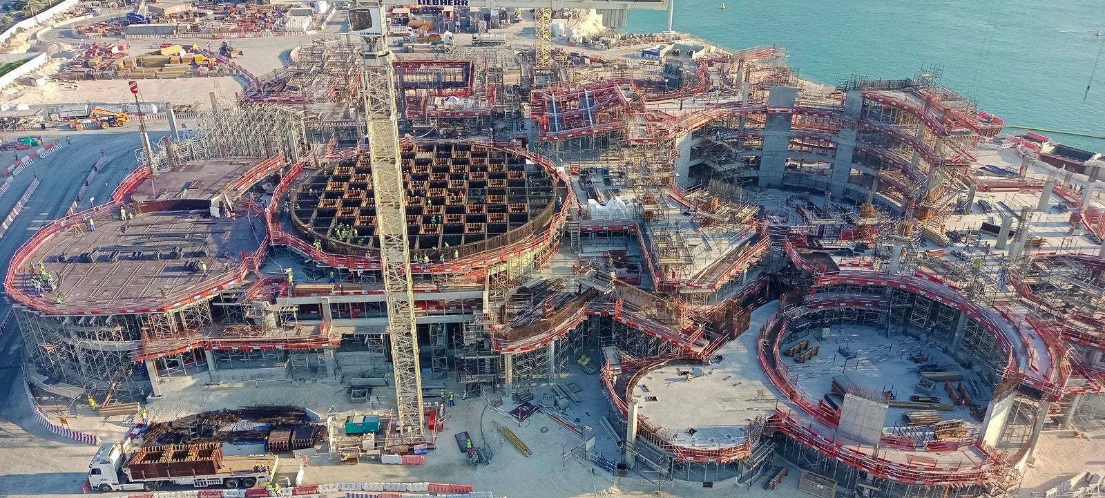 アブダビ（アラブ首長国連邦）のサディヤット文化地区に建設中のteamLab Phenomena Abu Dhabi （C）DCT Abu Dhabi