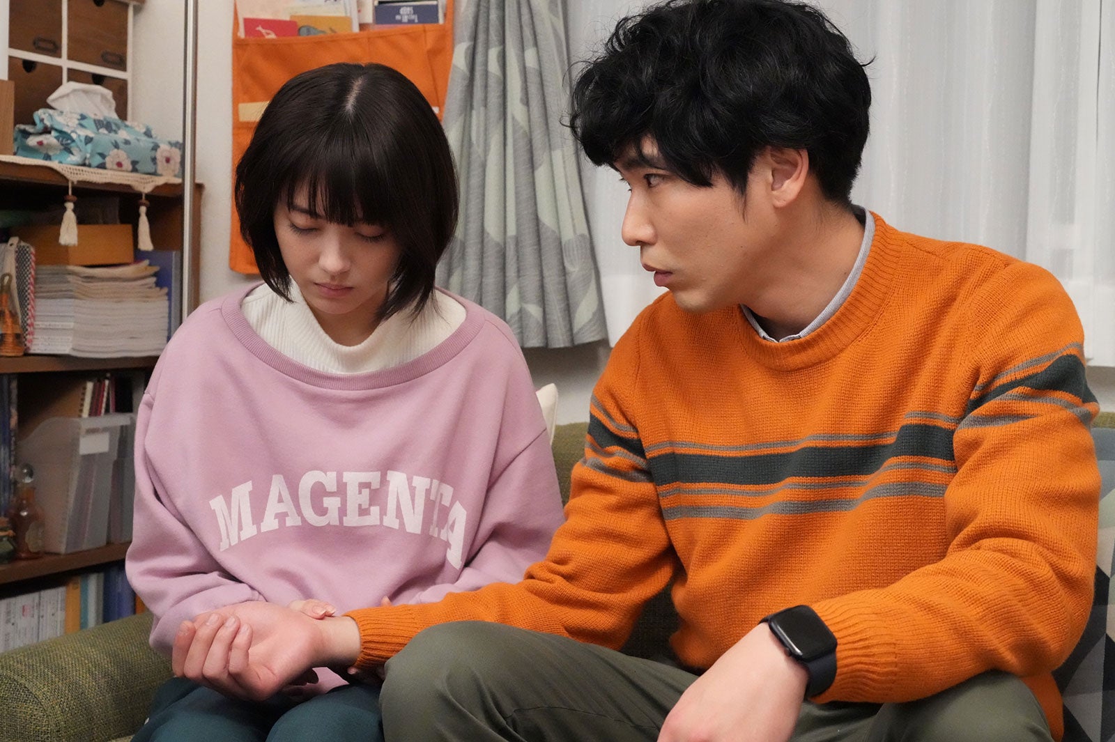 浜辺美波、柄本佑／「ドクターホワイト」第1話より（C）カンテレ