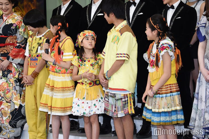 誰が話すか相談するFoorin (C)モデルプレス