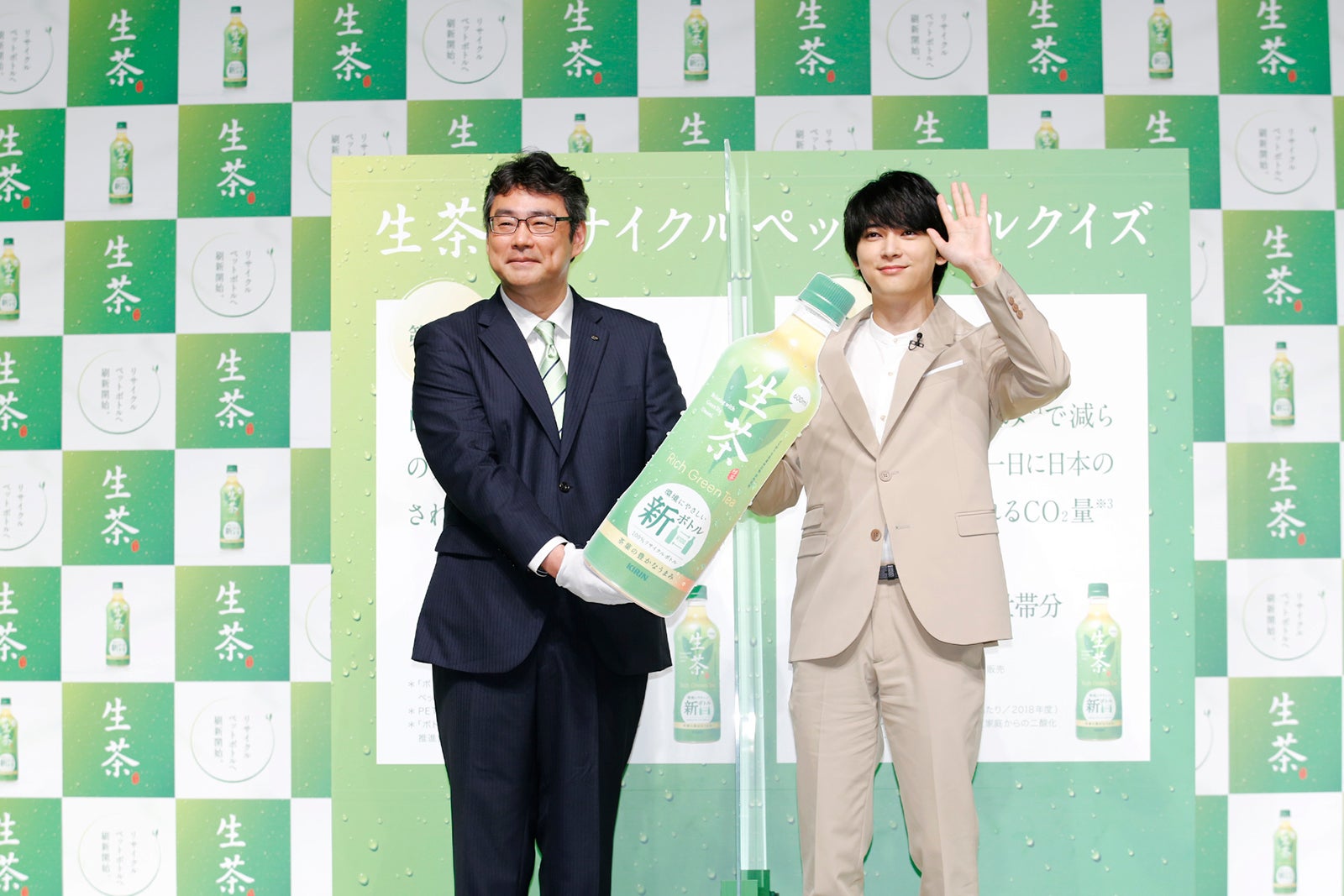 山田雄一氏（キリンビバレッジ株式会社執行役員マーケティング部長）、吉沢亮（提供写真）