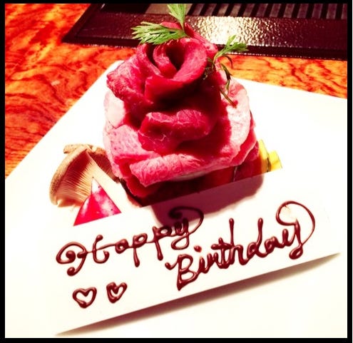 特製のお肉ケーキで祝福/オフィシャルブログ(Ameba)より