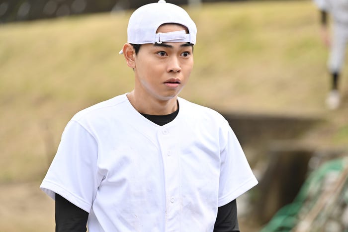 菅⽣新樹(C)「⼈は⾒た⽬じゃないと思ってた。」製作委員会